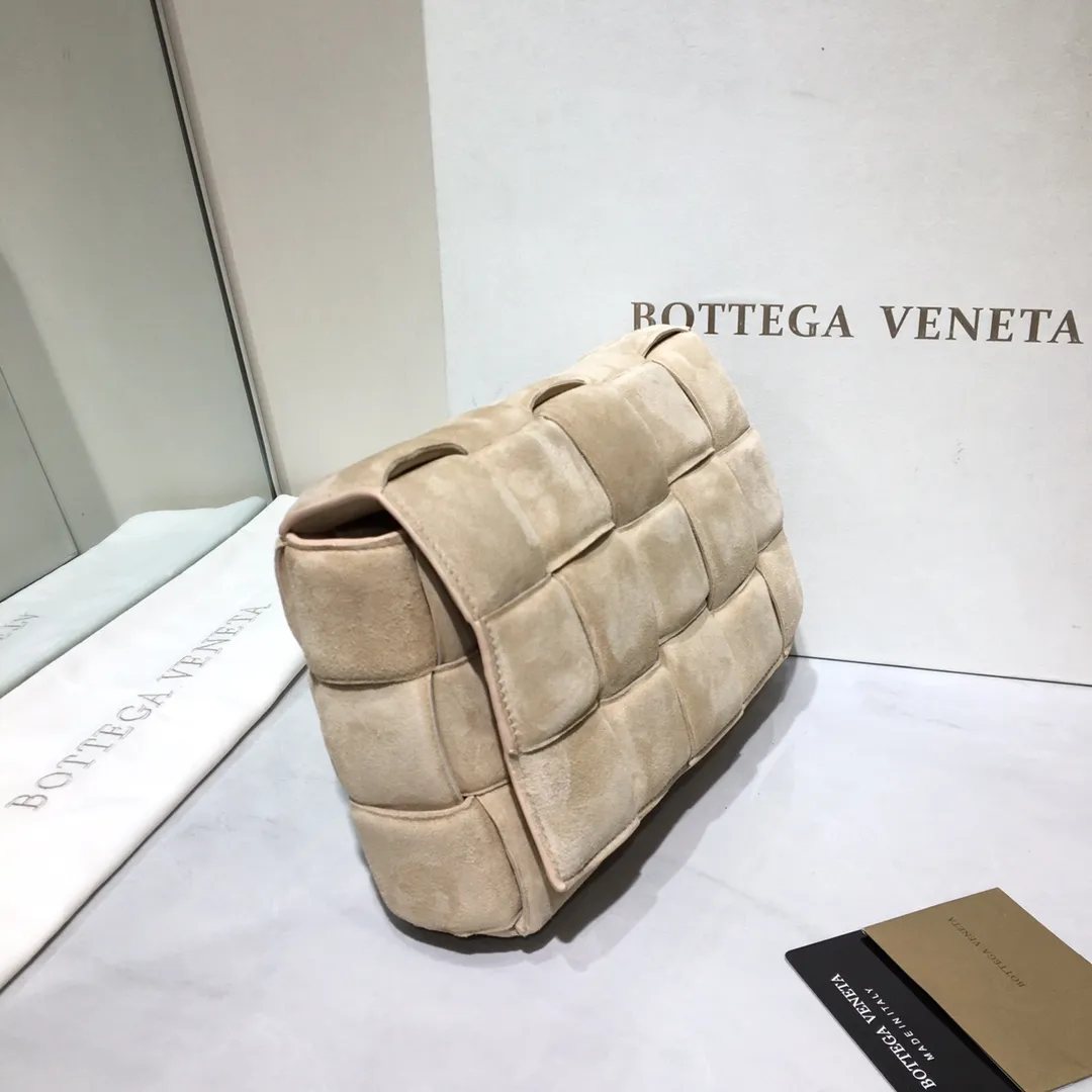 The Veneta Cassette pillow bag is made of soft frosted calfskin + aged matte gold buckle, very very fashionable! ! The leather feels super comfortable to the touch, and it has adjustable spaghetti straps with a signature triangle buckle. Size:26cm*18cm*8cm